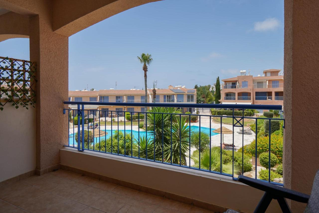 Resitour - Regina Gardens Appartement Paphos Buitenkant foto