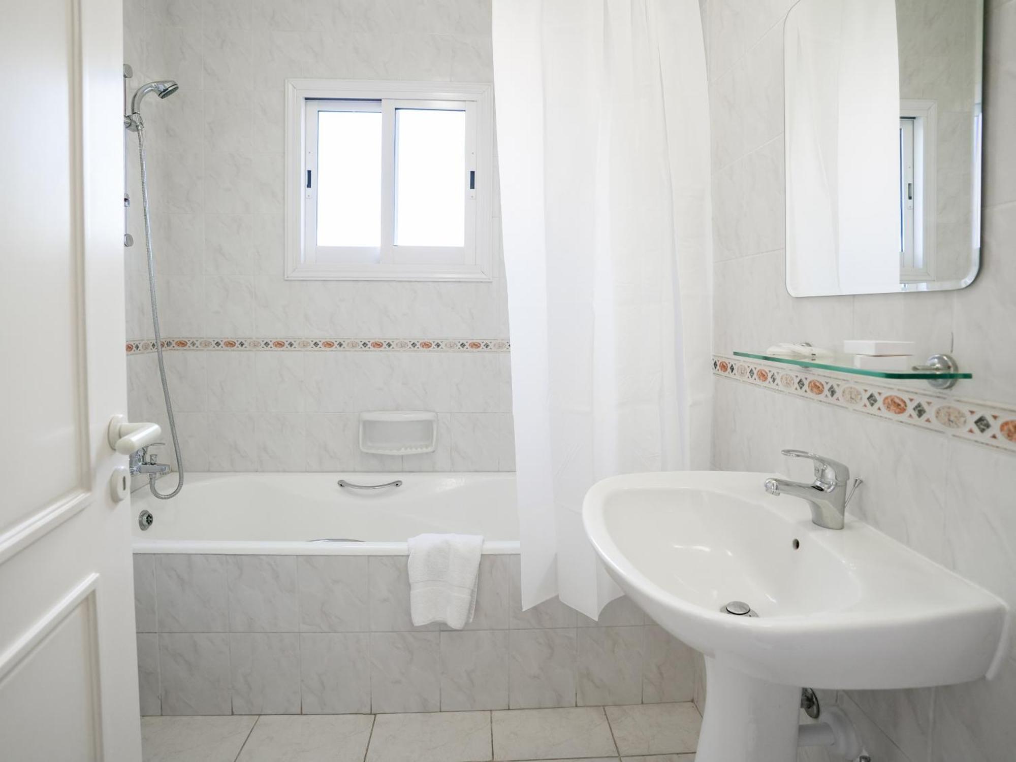 Resitour - Regina Gardens Appartement Paphos Buitenkant foto